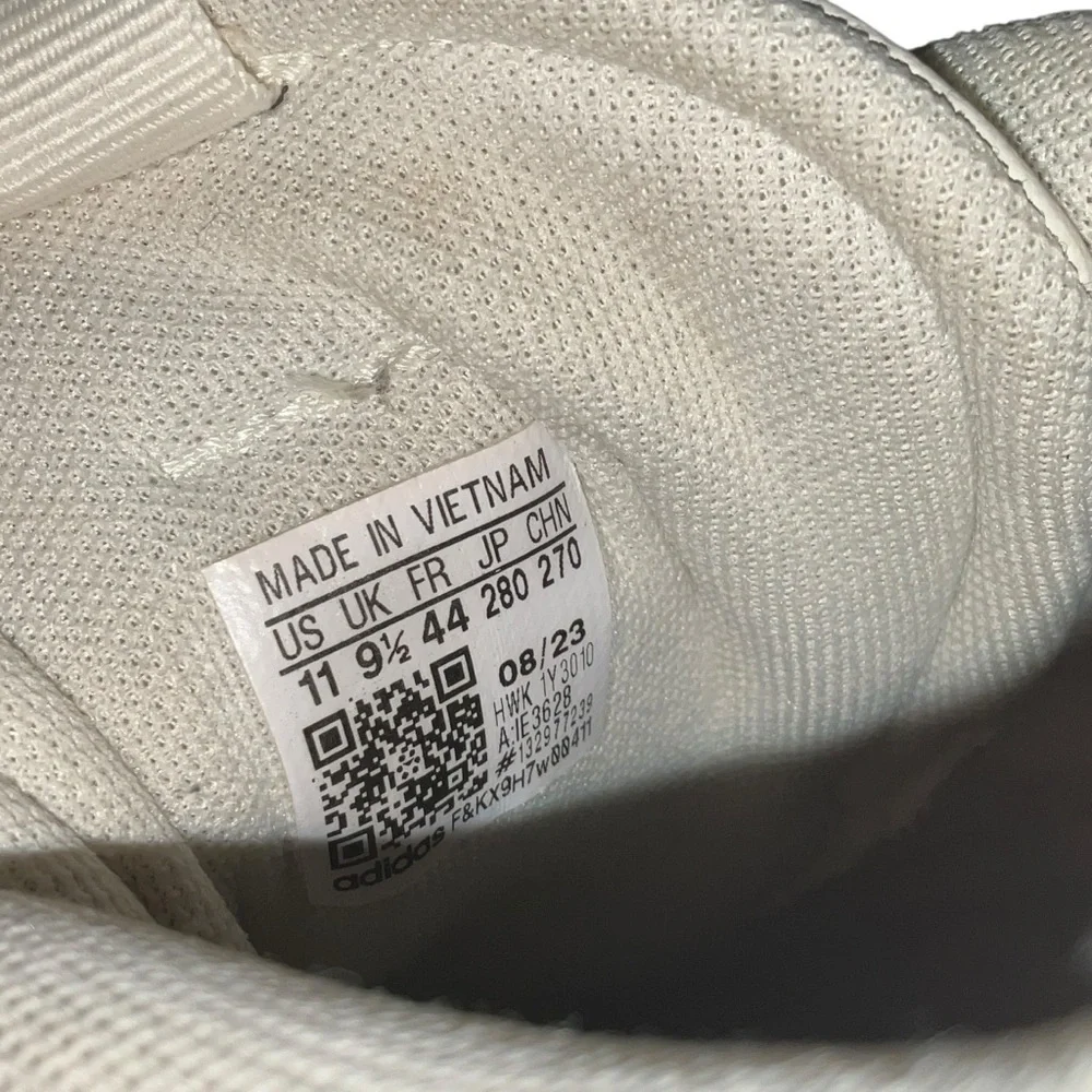 adidas details 	•	white